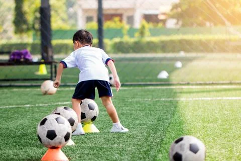 Id soccer player is start training to shoot ball on marker cone to goal on ar Foto stock