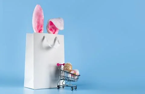 The idea of home delivery of purchases for Easter, on a blue background Stock Photos