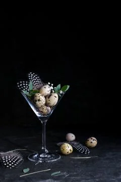 Idea of modern easter interior decoration.  Quail eggs in cocktail glass Foto stock