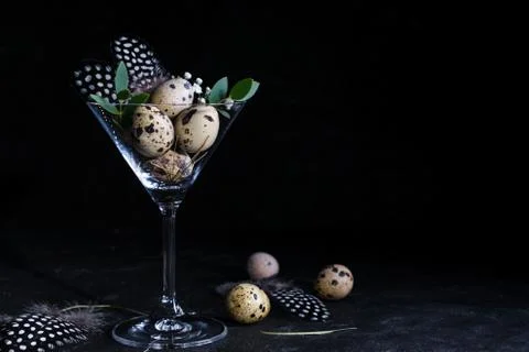 Idea of modern easter interior decoration.  Quail eggs in cocktail glass Foto stock