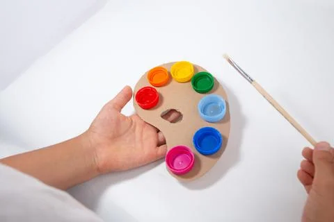 Ideas for the recycling caps, tutorial, quick pallet for painting or kids Foto stock