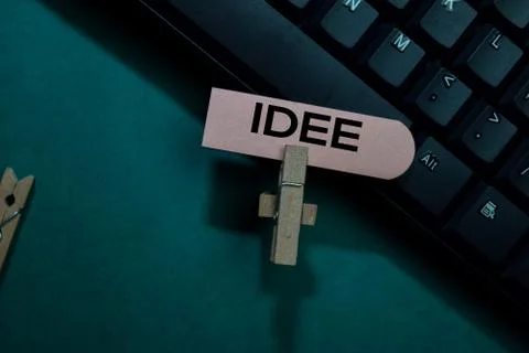 Idee write on a sticky note isolated on Office Desk 스톡 사진