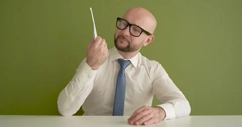 Ideea  - A man presents a note with the word Stock Footage 267089722