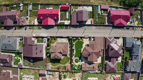 Identical suburban houses repeating in a pattern Vídeo Stock 305557696
