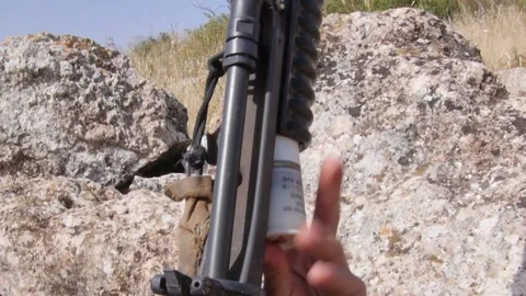 IDF soldier reloads a grenade in his m203 스톡 동영상 168403241