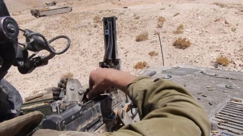 IDF soldier unloads his machine gun 스톡 동영상 168537103