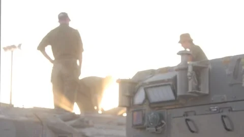 IDF soldiers preparing ADF tanks for training 스톡 동영상 168538109