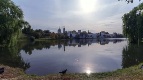 Idillic view of the Novodevichy Convent monastery in Moscow, Russia Vidéo 318603850