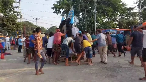 Idol maa durga is being rotated before being floated in the ganges. Stock Footage 171233638