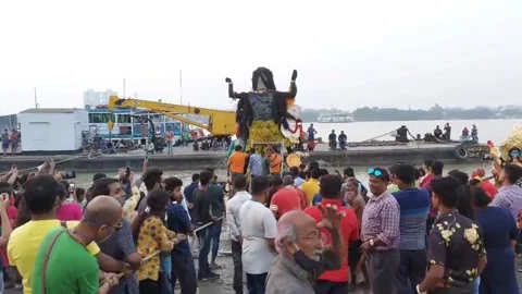 Idols  immersion process in the ganges. Stock-Footage 172414173