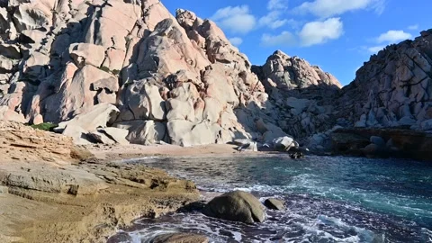Idyllic cove beach of Valley Of The Moon (Valle della Luna) Capo Testa, Sardinia Vidéo 168609796
