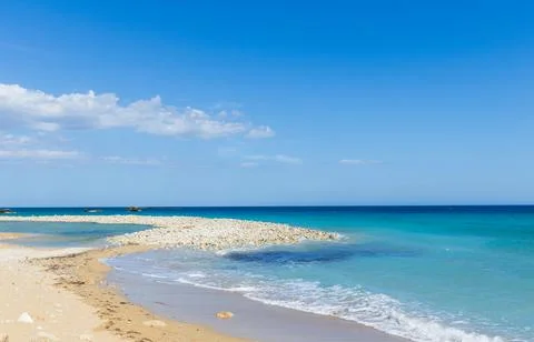 Idyllic summer panorama of a tranquil sandy beach with turquoise sea and cl.. Stock Photos