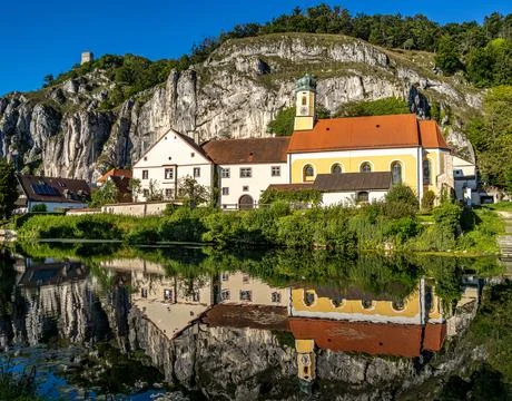 Idyllic sunset view with reflections of Markt Essing with the ruin of Randeck Stock Photos