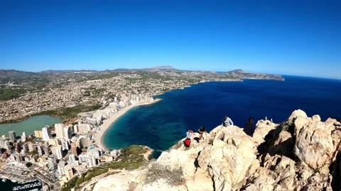 Ifach Penon top View point. Climbers and people taking pictures of Calpe coast Vídeos de archivo 141508452