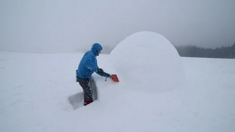 Igloo building video 스톡 동영상 82036864