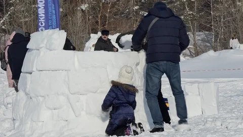 Igloo. Team members build an Igloo out of snow. Stock-Footage 124884301