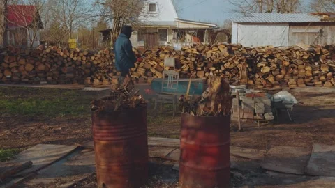 Ignite barrels, ignite barrels of garbage, burn barrels in the village Vídeo Stock 334059844