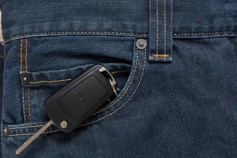 Ignition key is lying in side pocket of blue jeans. Foto stock