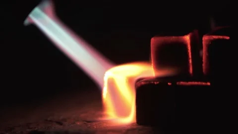 Ignition of large quantities of hookah coals, nozzle with gas cylinder, burner 库存影片 164728984