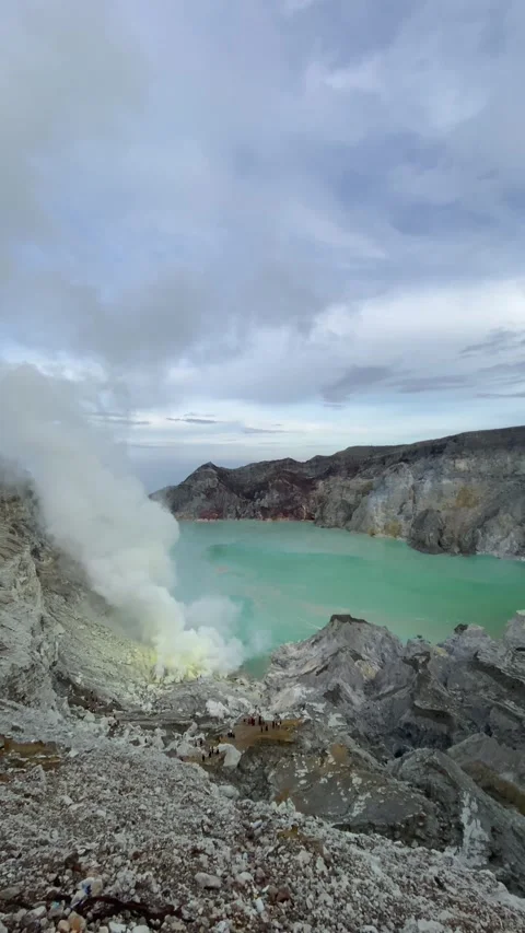 Ijen Crater, Banyuwangi, East Java, Indonesia Stockbeeldmateriaal 346838010