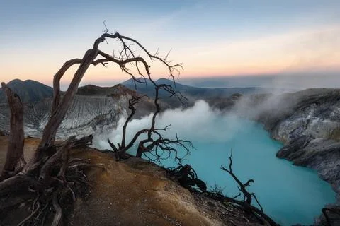 Ijen volcano crater in East Java during sunrise Stock-Fotos