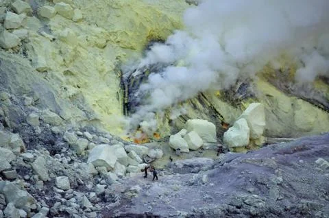 Ijen volcano in East Java in Indonesia. It's famous for sulfur mining and aci Stock-Fotos