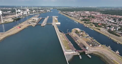 The IJmuiden locks form the connection between the North Sea Canal and the 動画素材 202168799