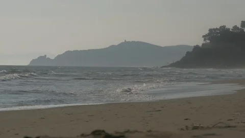 Il mare di Capezzolo e le Rocchette visto da Castiglione della Pescaia Video stock 96350299