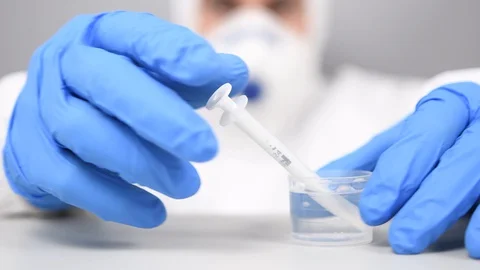 Il ricercatore / scienziato che indossa una tuta protettiva e antivir Video stock 127862447