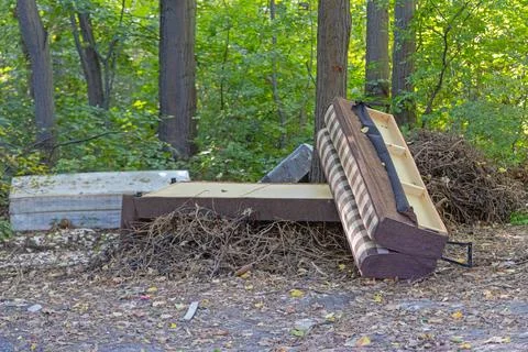 Illegal Dump Discarded Sofa Foto stock