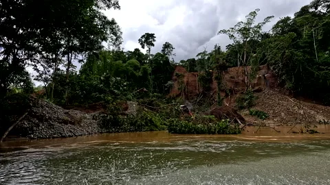 Illegal gold mining activities, people are at work in an illegal gold mine 库存影片 336912716