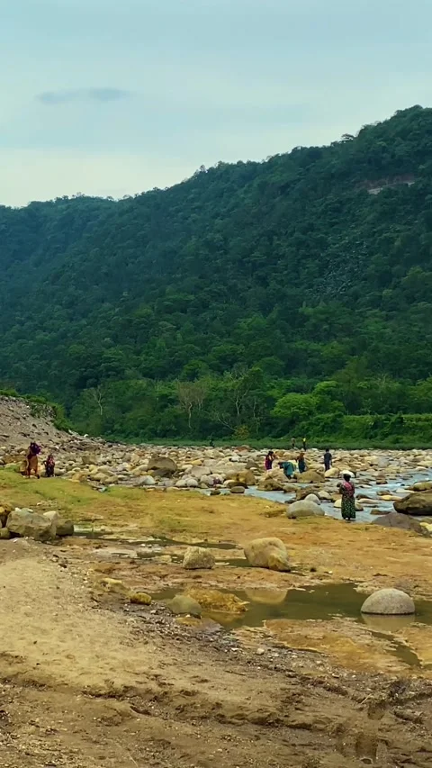 Illegal stone extraction with laborers near mountain river in Bichanakandi Vídeo Stock 330989953