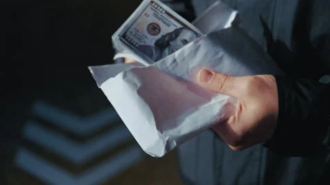 Illegal transaction with an envelope full of money 库存影片 335474490