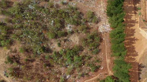 Illegal waste dumping plastic and garbage in a township South Africa aerial top  Vidéo 228648118