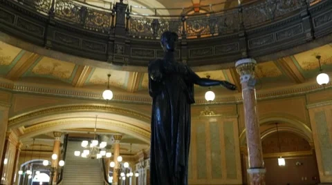 Illinois welcome statue and inside dome of statehouse Stock Footage 57397154