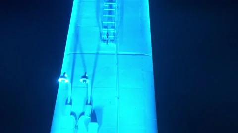 Illuminated Bridge Pan Up - Mega Structure Vidéo 171436579