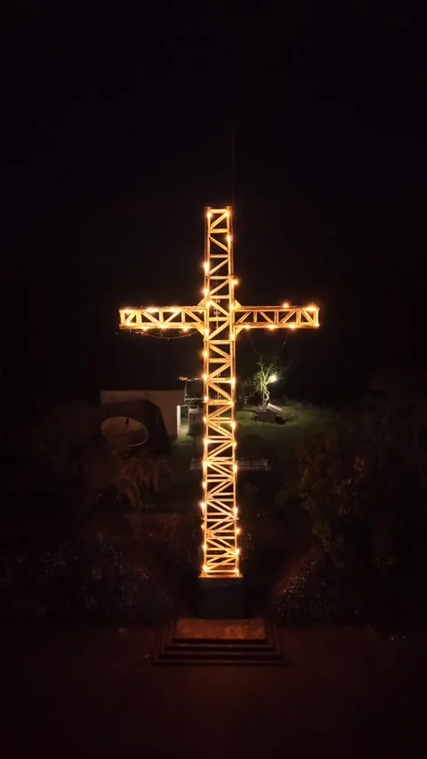 Illuminated Cross on Mount Tapyas in Low Light Coron 動画素材 335669787