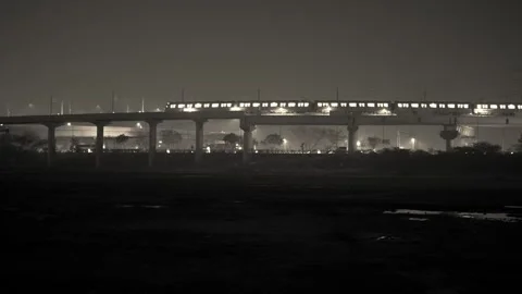 Illuminated elevated bridge and urban infrastructure at night with reflecti.. 库存影片 346597447