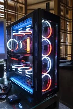  Illuminated Gaming Computer Setup Milan, Italy 11 april 2023: High-end ga... Foto stock
