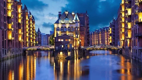 Illuminated house and two brides in Speicherstadt, Hamburg Stock Footage 71994898