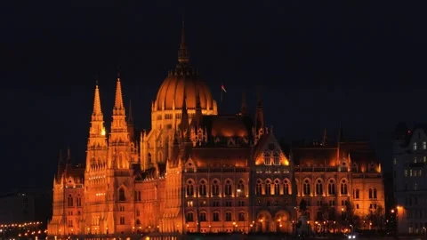 Illuminated Hungarian Parliament at Night with Dramatic Lighting Vídeo Stock 332376892