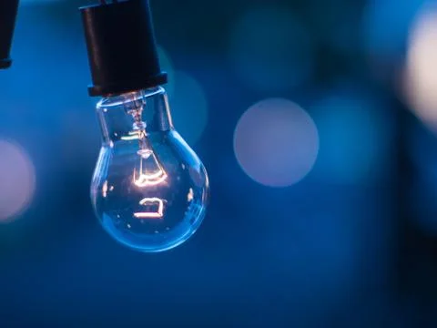 Illuminated light bulb at night, business idea concept Foto stock