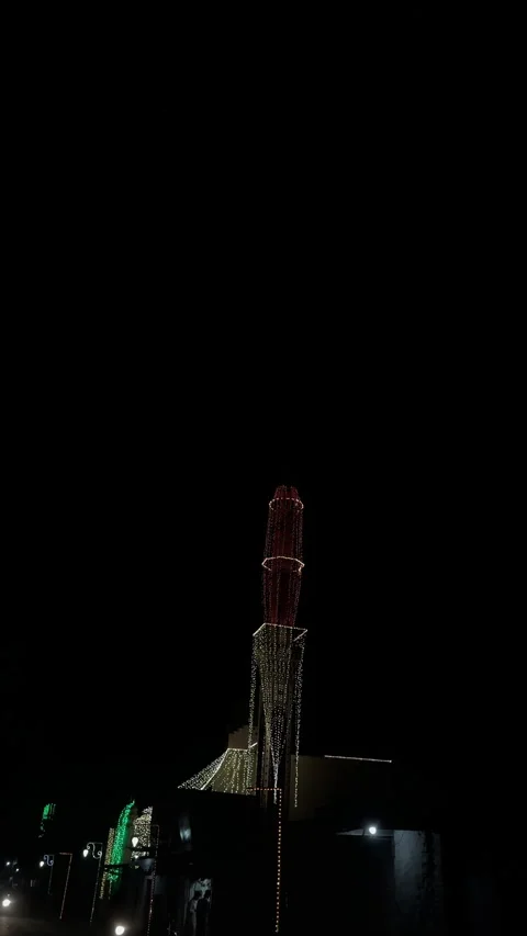 Illuminated Minaret with String Lights at Night Vídeo Stock 334498178