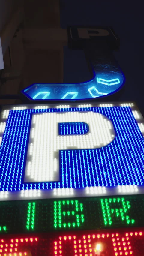 Illuminated Parking Garage Libre Sign at Night Vidéo 332425345
