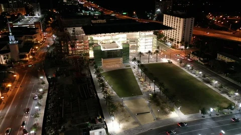 Illuminated performing arts center and palm lined plaza in downtown Orlando Vídeos de archivo 100279201