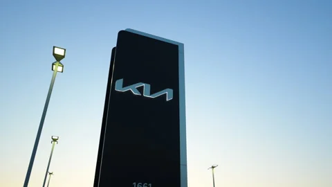 Illuminated sign post of Kia car dealership on twilight blue sky background Stock-Footage 317326570