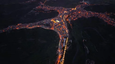 Illuminated star shaped Centuripe town aerial night view circling the Sicilian Vídeo Stock 328645382