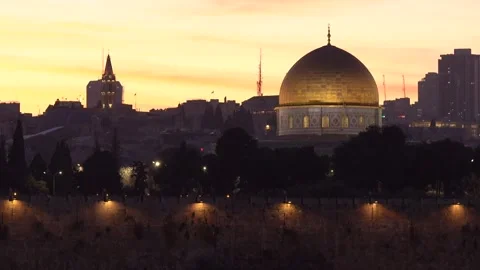 Illuminated Temple Mount and Dome of the Rock In Jerusalem at Dusk Against Vídeos de archivo 246043368
