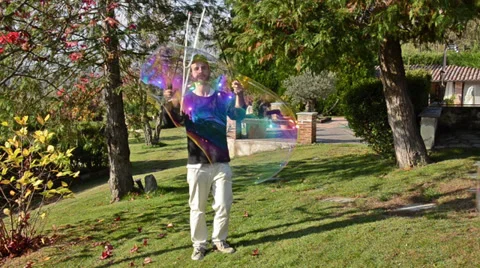 Illusionist and large soap bubbles Video stock 32416846
