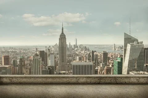 Illustrating vector rooftop ledge overlooking skyline with Empire State Building Fotos de archivo